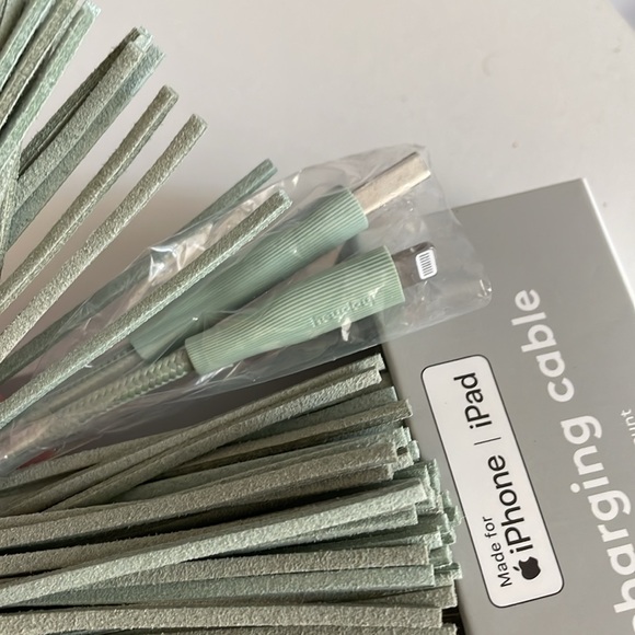 Heyday Sage Green Tassel iPhone iPad Charging Cable Keyring Keychain - Picture 8 of 9